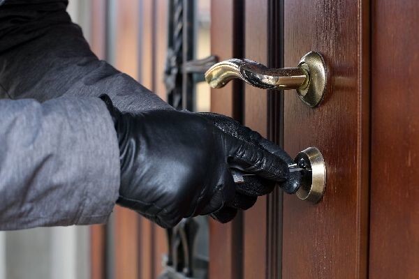 Девушка украла у коллеги ключи, чтобы отучить разбрасывать вещи, и ограбила её квартиру