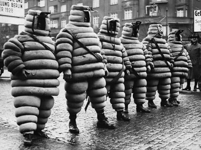 26. Мужчины в первых костюмах Michelin, Берлин, Германия, 1928 год