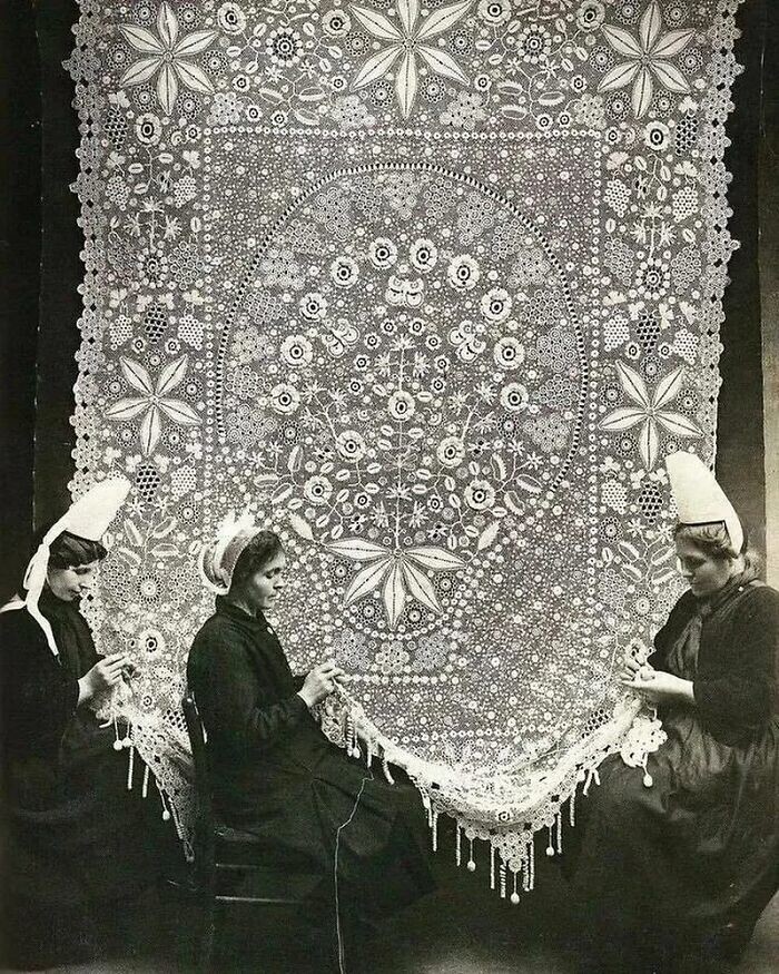 7. Три кружевницы за работой. Бретань, Франция, 1920 год