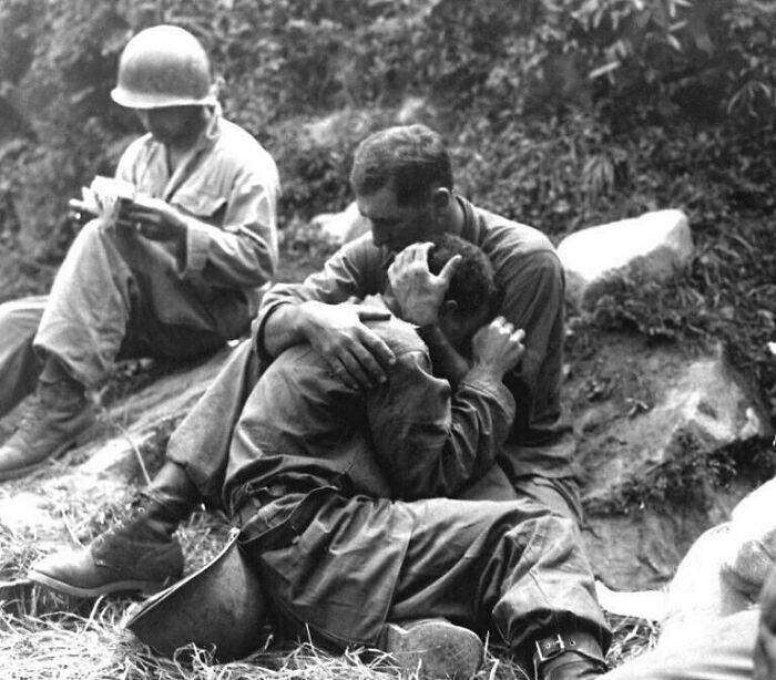 15. Американский солдат плачет из-за гибели своего друга в бою, Хактонни, Корея, 28 августа 1950 года