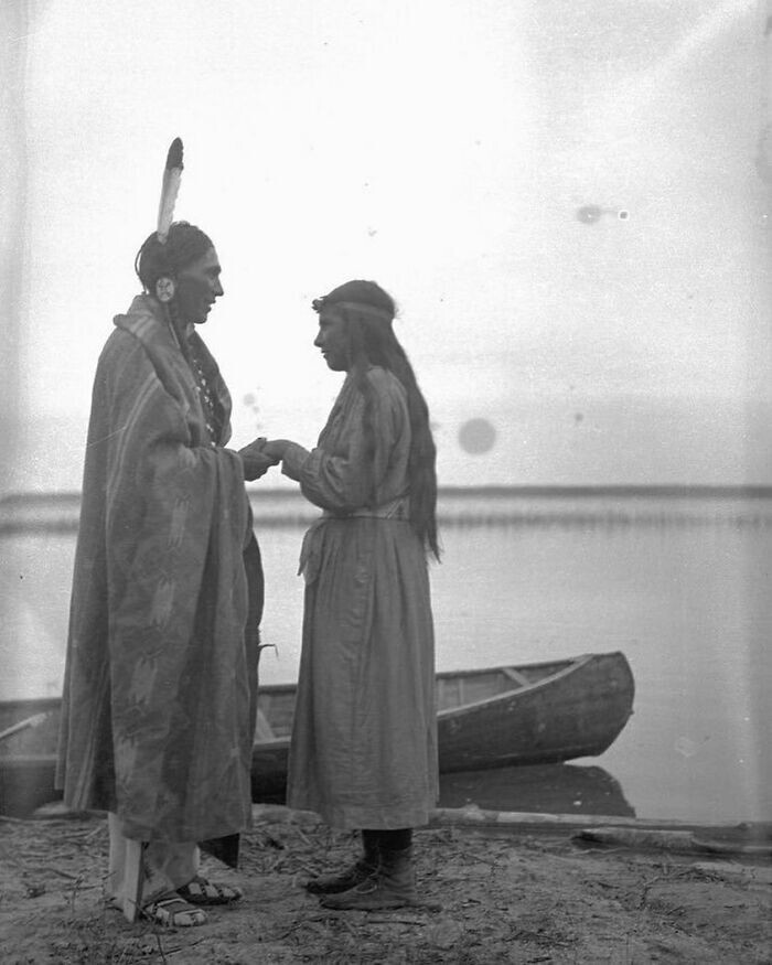 6. Пара на берегу реки Уотерхен в Саскачеване, Канада, 1931 год