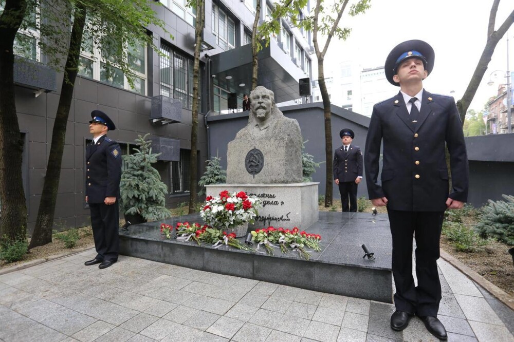 Во Владивостоке открыли памятник Дзержинскому