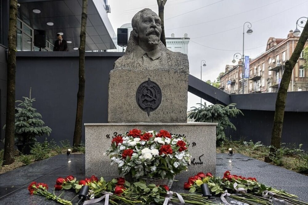 Во Владивостоке открыли памятник Дзержинскому