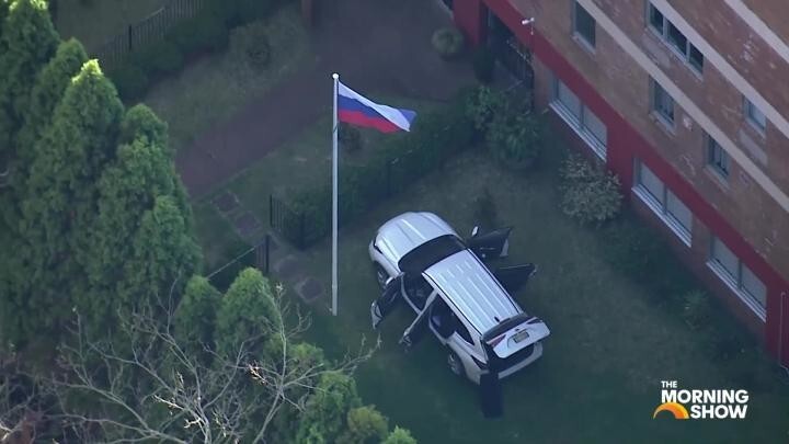 Мужчина за рулём авто протаранил ворота генконсульства России в Сиднее