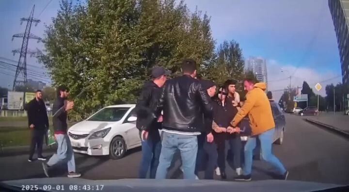 В Екатеринбурге мигранты избили мужчину за отказ уступить дорогу