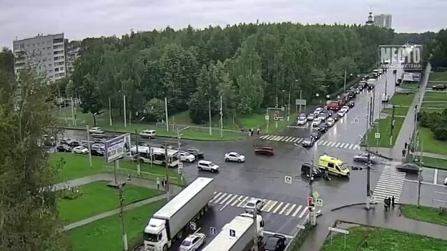 Подростки на питбайке устроили ДТП в Кирове