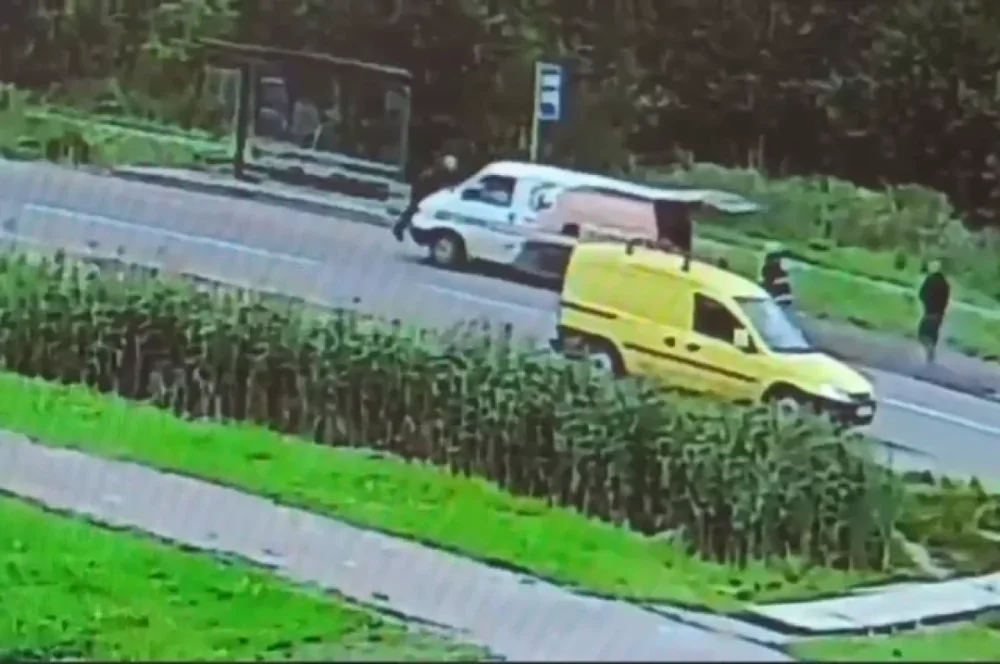 В Петербурге продавцы арбузов прокатили на капоте машины сотрудника надзора