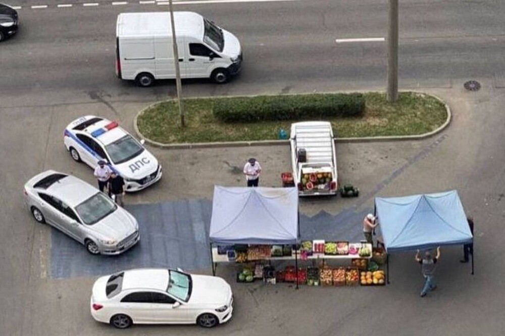 Мигрантская смекалочка: иностранцы закрасили пешеходный переход, мешавший им торговать дынями