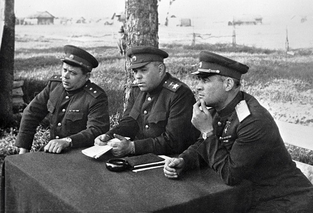 Член Военного совета 3-го Белорусского фронта генерал-лейтенант Василий Емельянович Макаров, Маршал Советского Союза Александр Михайлович Василевский, командующий фронтом генерал армии Иван Данилович Черняховский (слева направо) принимают капитуляцию