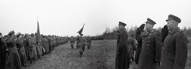Командующий 60 Армией генерал-лейтенант Иван Данилович Черняховский (справа в центре) после вручения гвардейского знамени одной из дивизий 1 Украинского фронта.