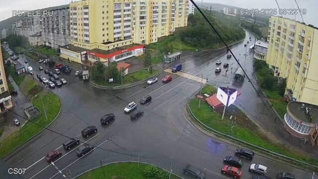 В Североморске автомобиль сбил девушку, перебегавшую дорогу в неположенном месте. ДТП