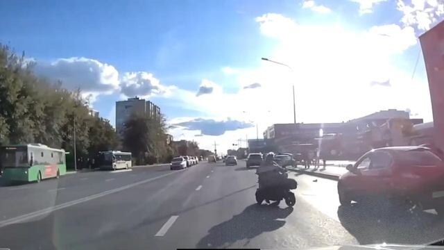 Бабуся в Тюмени на электроскутере устроила ДТП и скрылась