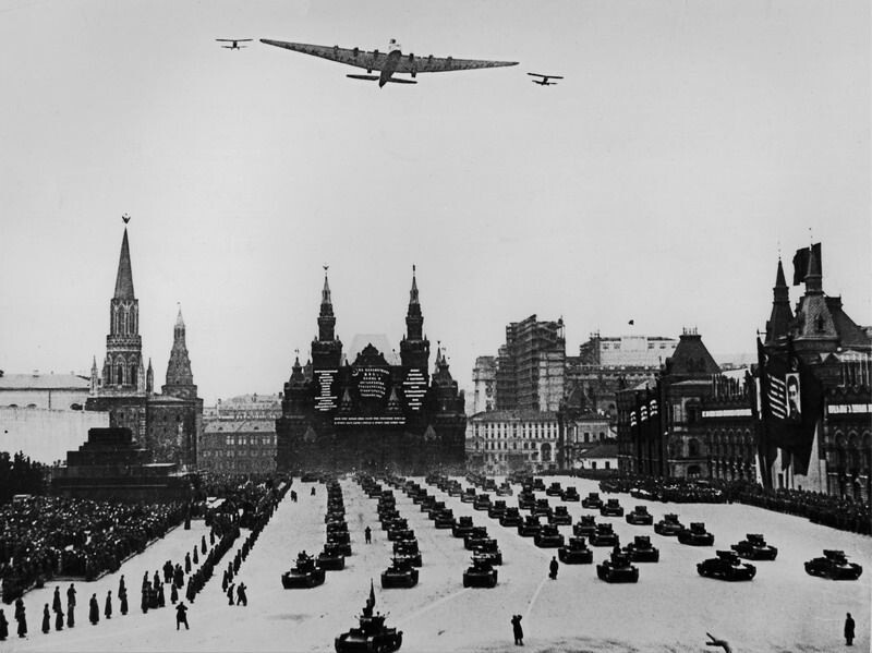 «Максим Горький» над Красной площадью. Военный парад. Неизвестный автор. Москва.