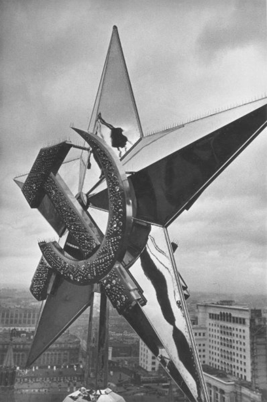 Первая звезда на Никольской башне Кремля. Автор: Марк Марков-Гринберг. Москва.