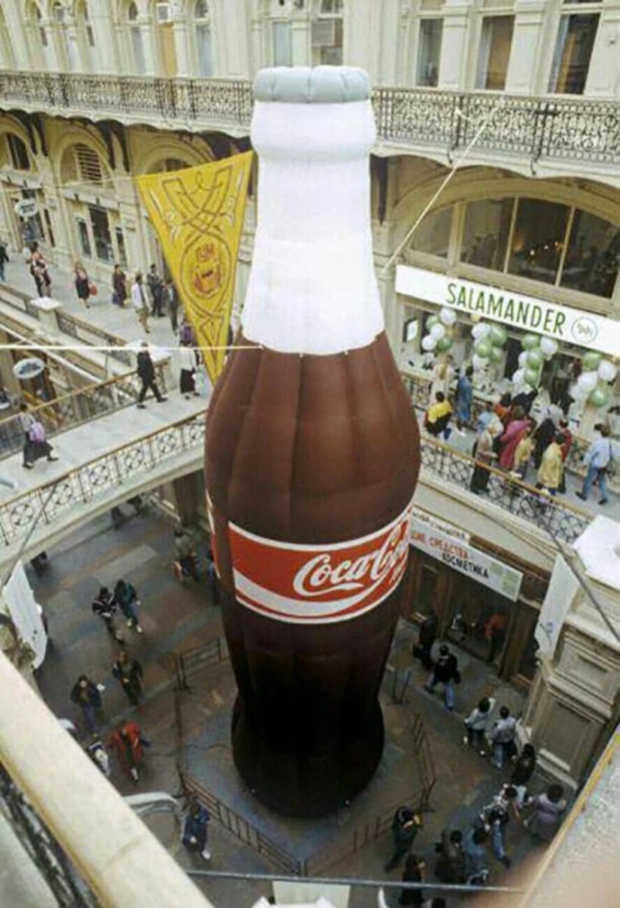 Рекламная конструкция Coca–Cola в ГУМе, 1993 год, Москва. В 1990–х годах такие рекламные конструкции в России были очень распространены.