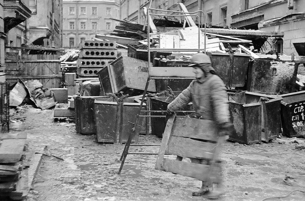 Трудно определить место съёмки. А меж тем это Свечной переулок, в котором идёт серьёзный ремонт.