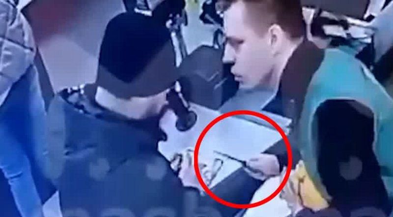 Администратор московской Пятёрочки угрожал покупателю ножом