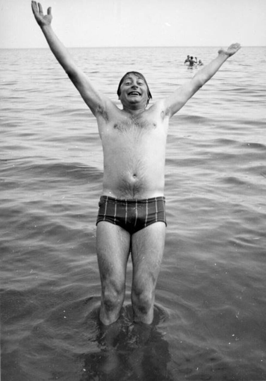 Валентин Смирнитский в Одессе, 1978 год (шпага на берегу)))