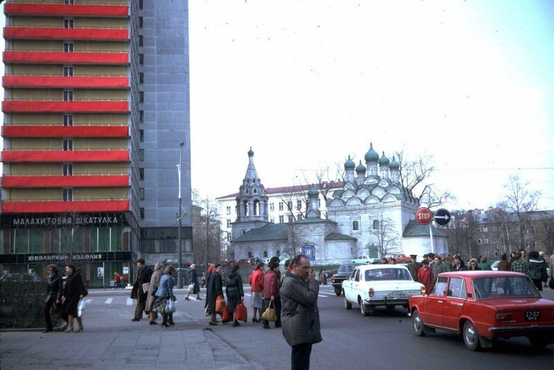 Выезд с Арбатского переулка на проспект Калинина (ныне - улица Новый Арбат).