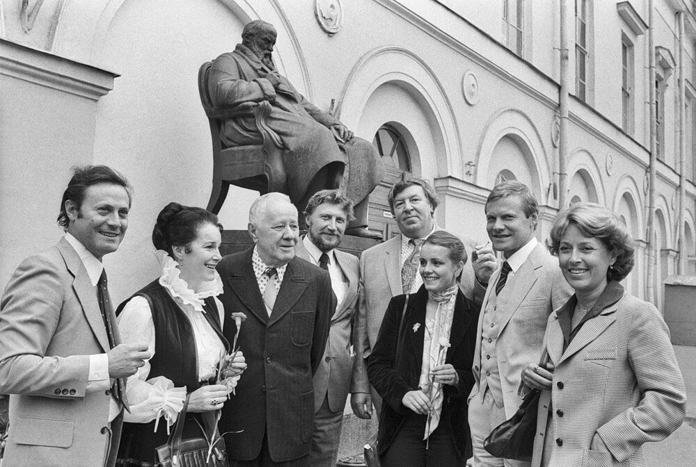 Памятник Островскому на Театральной площади и Артисты Малого театра.