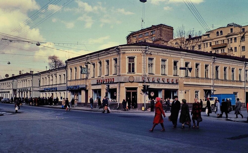 Булочная на углу Пятницкой улицы и Климентовского переулка.