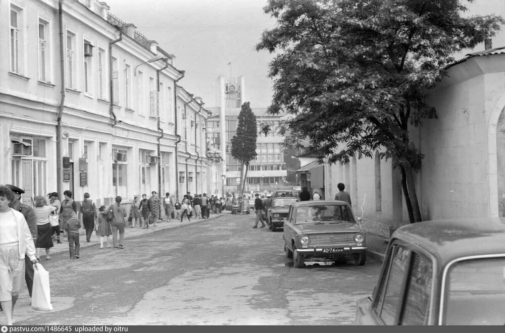 Алушта улица Владимира Хромых. Вдалеке видна Советская площадь