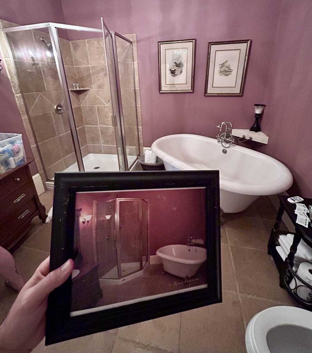 Ванная комната в этом отеле украшена фотографией самой себя