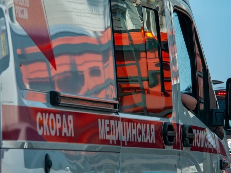 Часть конструкции горки упала на голову мальчику