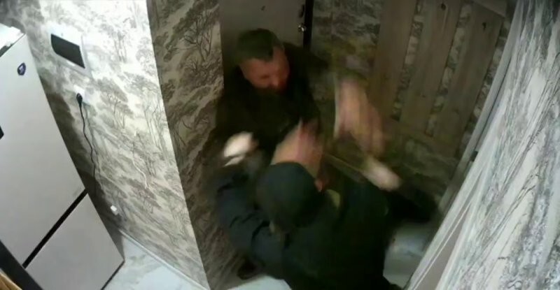 В Петербурге пьяный мигрант устроил дебош в подъезде