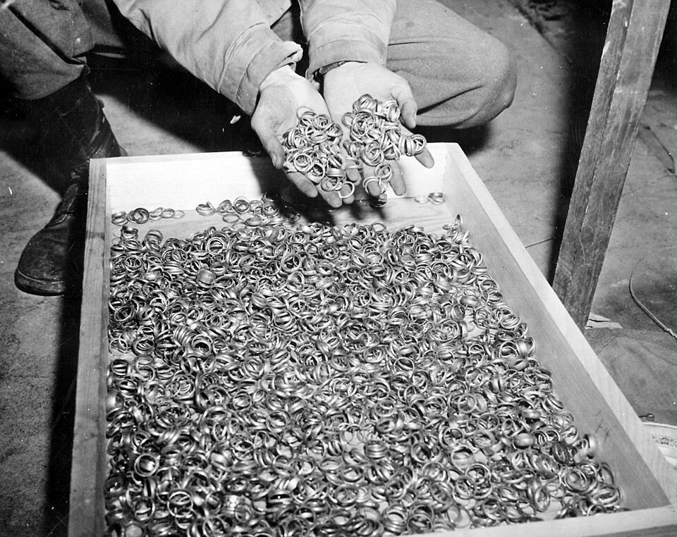 2. Обручальные кольца, найденные американскими солдатами в 1945 году