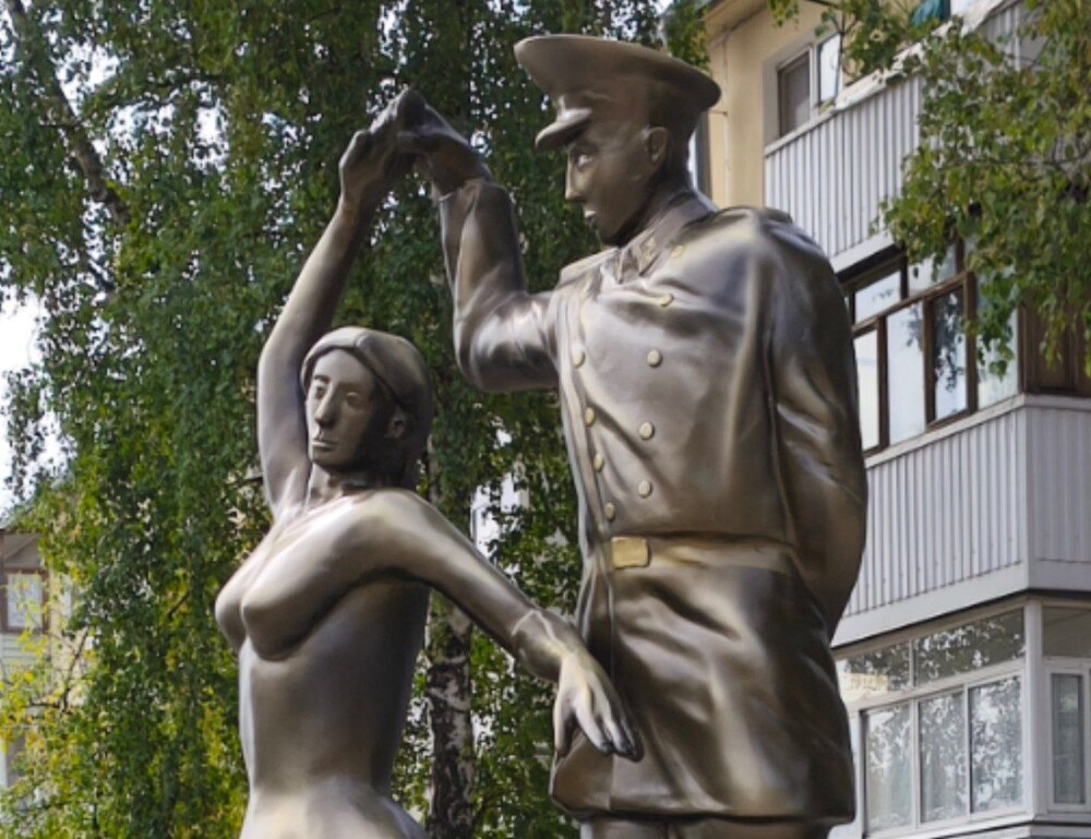 Власти Рязани отказались платить подрядчику за скульптурную композицию с нахимовцем и девушкой