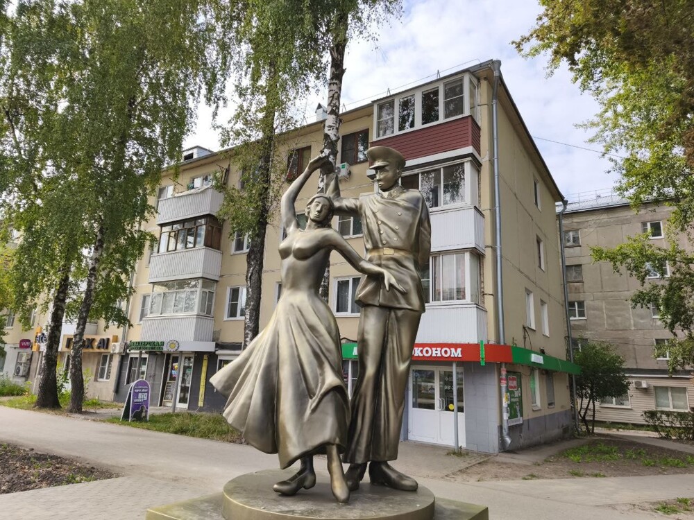 Власти Рязани отказались платить подрядчику за скульптурную композицию с нахимовцем и девушкой