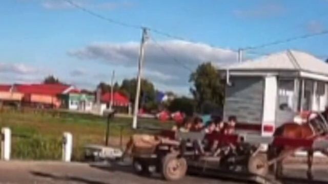 Повозка детей с цыганятами которые хотели проскочить через ЖД переезд 