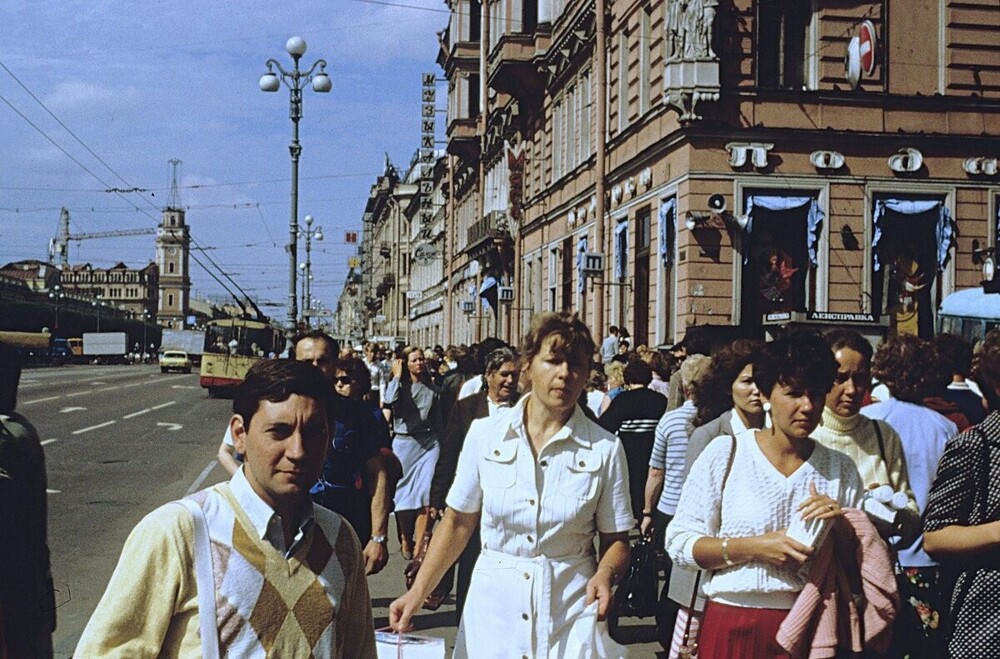 Ну и напоследок - люди на Невском. 