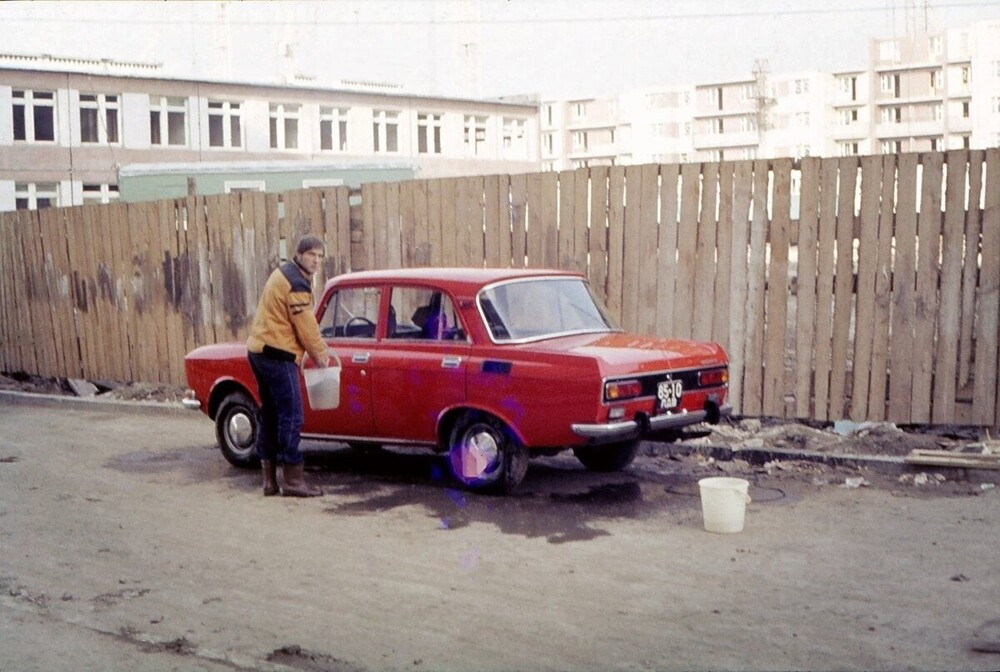 С автомойками тогда было сложно. Автовладелец моет свой "Москвич" во дворе дома номер 6 по проспекту Наставников. 