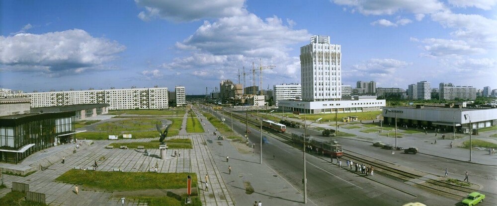 Проспект Просвещения. Довольно пустынный в те годы.