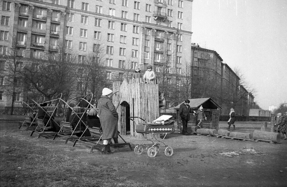 Любопытная детская площадка на Автовской улице. И скамейки для мам хорошие и детям явно нравится.