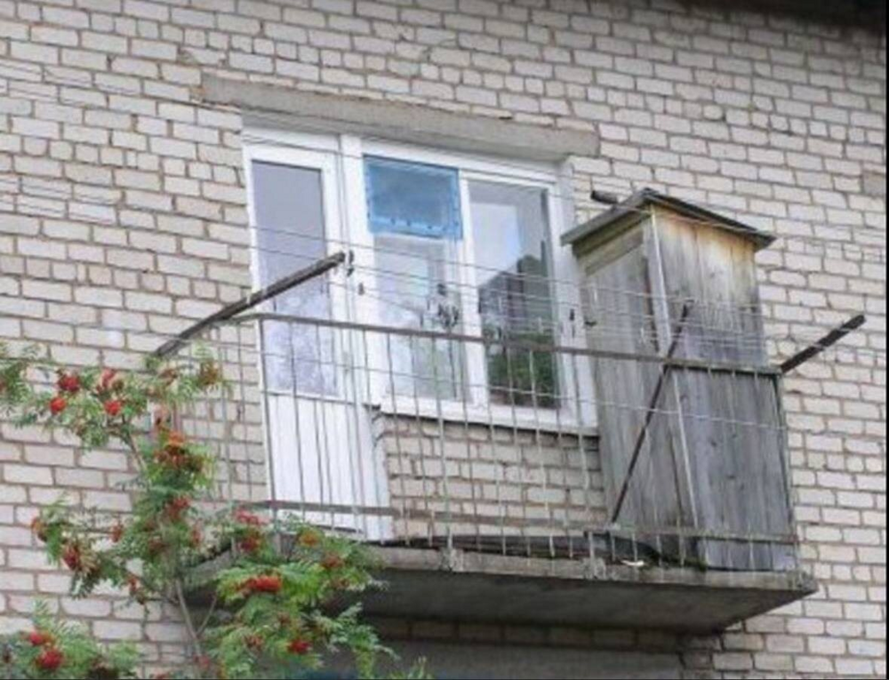 Деревенский акцент: балкон в стиле сельского туалета