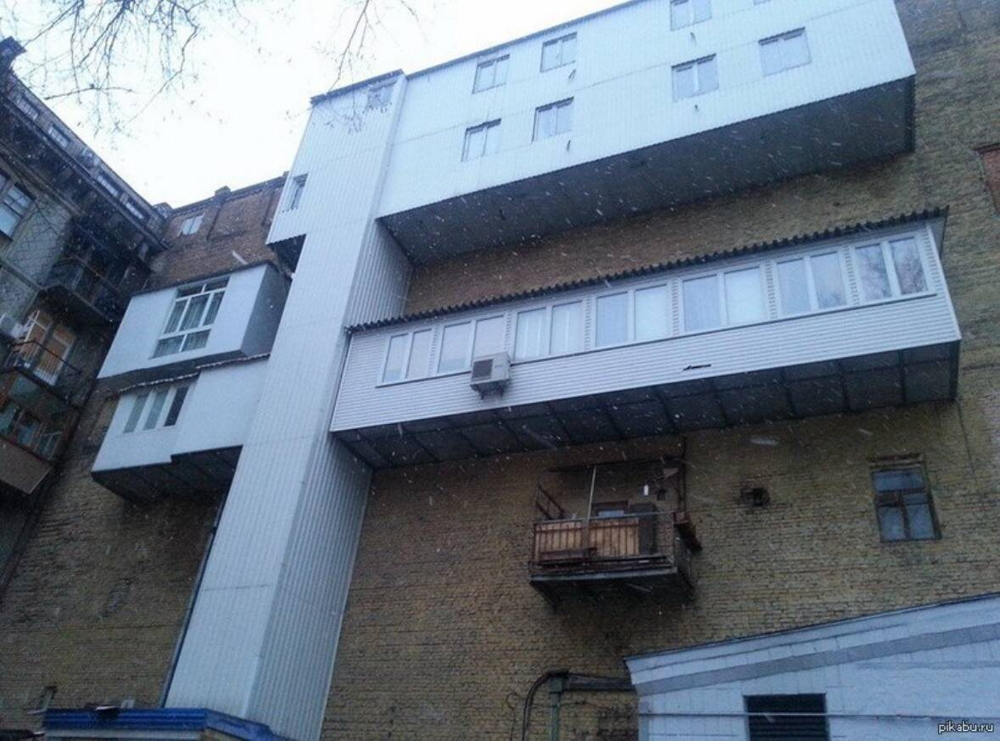 Гигантский проход: очень длинный балкон
