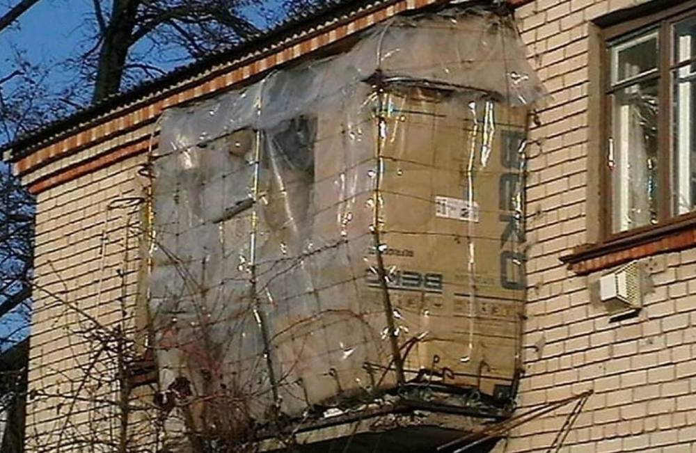 Коробочный домик: балкон из подручных материалов
