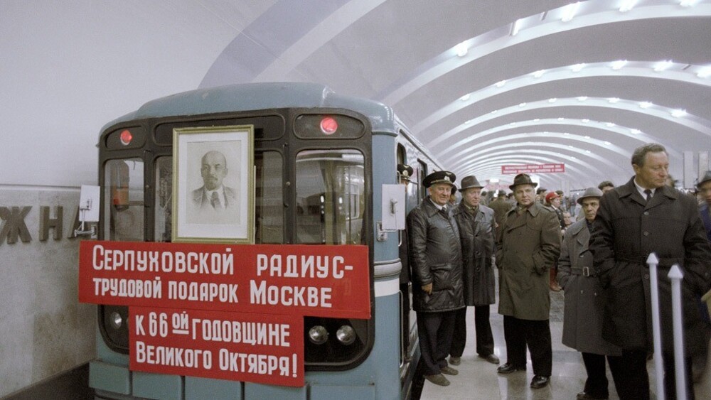 В 1983 году в Москве открыли сразу аж 8 станций метро (от «Серпуховской» до «Южной»)! Сдан в эксплуатацию новый Серпуховской радиус метрополитена (серая ветка).
