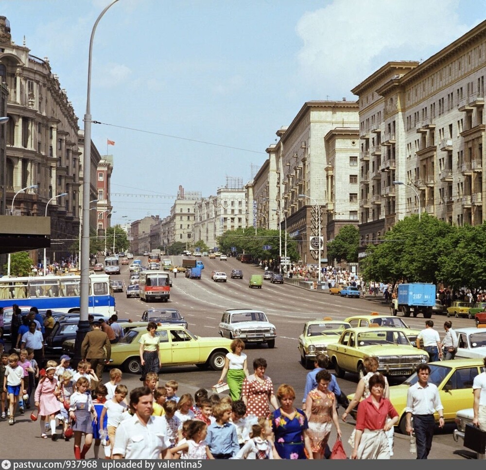 Такой в 1983 году была улица Горького (современная Тверская улица)