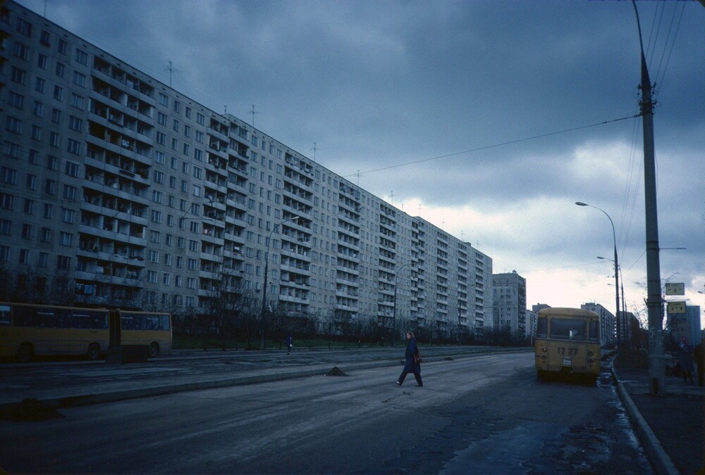 Довольно серая атмосфера на Чертановской улице, разбавленная оранжевыми автобусами.