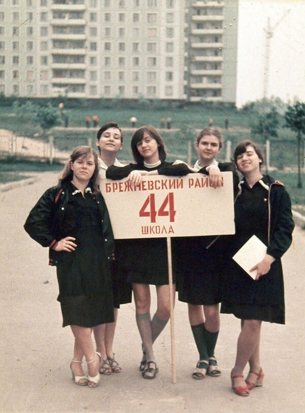 Ученицы 44 школы позируют в Ясенево.