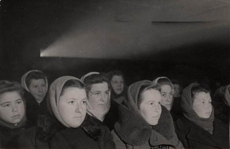 В кинозале клуба села Панфилово. 1950 год. Неизвестный автор. Владимирская область.