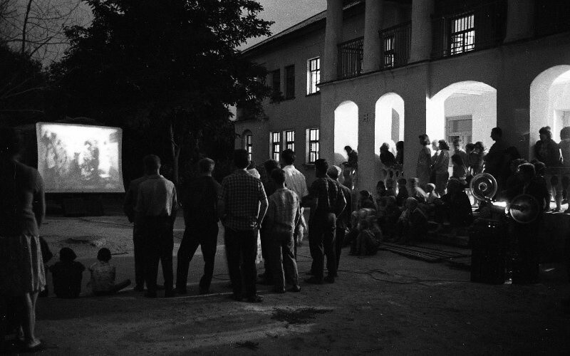 Летний передвижной кинотеатр. 1966–1967 годы. Автор: Всеволод Тарасевич. Волжский.