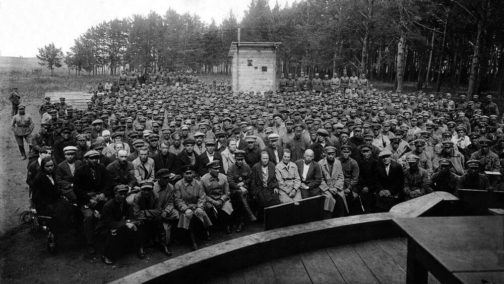 Военные в летнем кинотеатре. 1930 год.  Уральская область.
