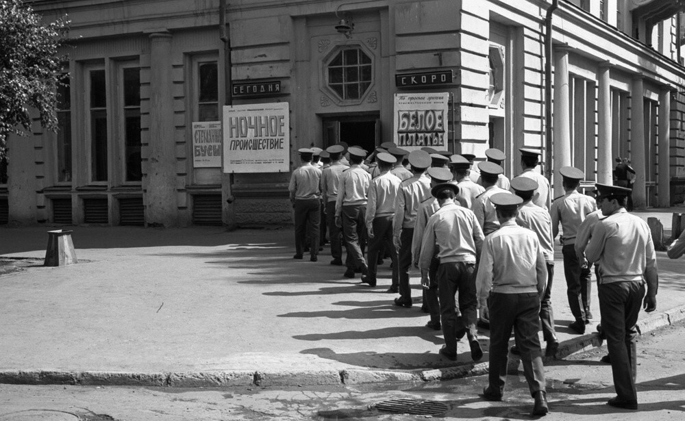 Дневной спецсеанс в кинотеатре «Пионер». 1982 год. Автор: Владимир Воробьев. Новокузнецк.