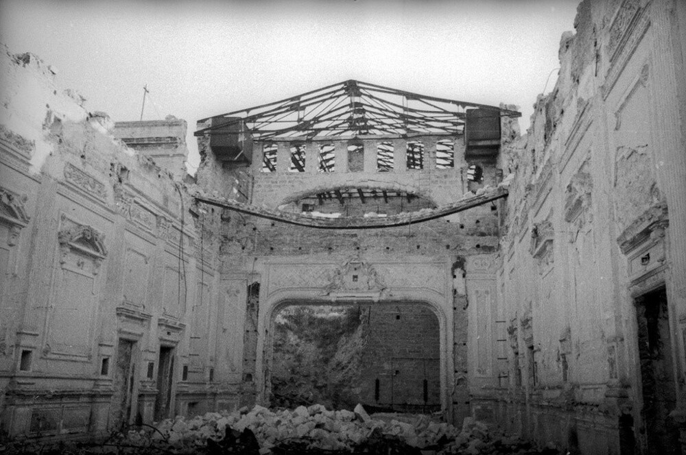 Разрушенный кинотеатр «Ударник». Май 1944 года. Автор: Евгений Халдей. Севастополь.