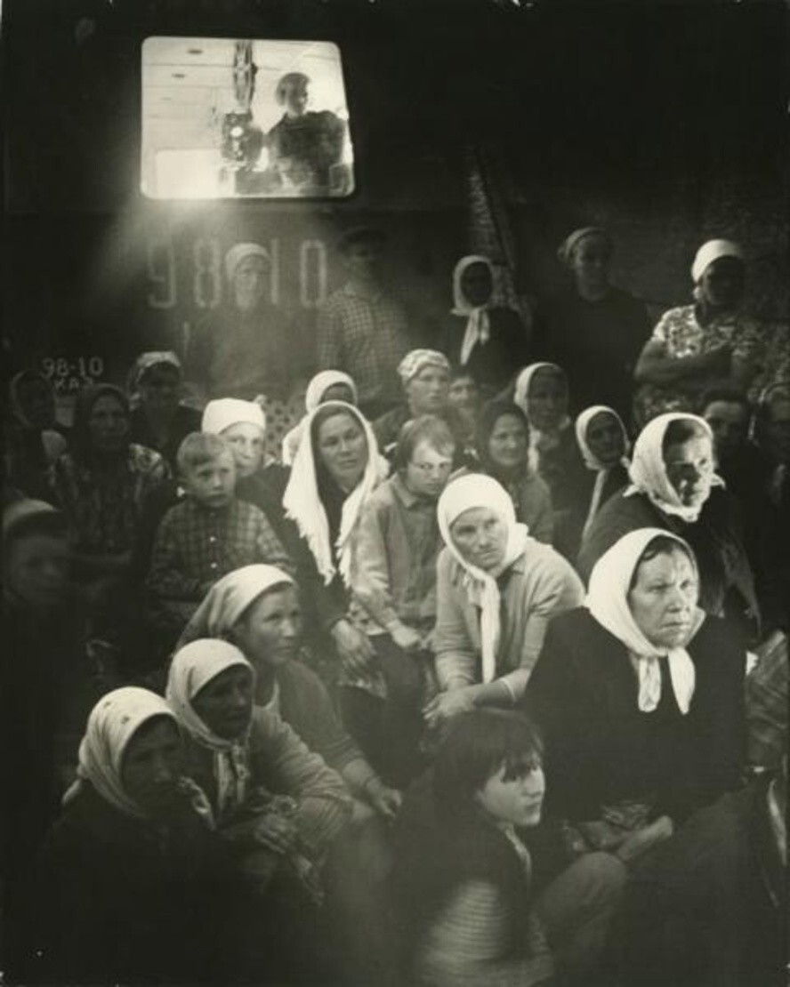 В сельском клубе. 1950-е. Авор: Лев Бородулин.
